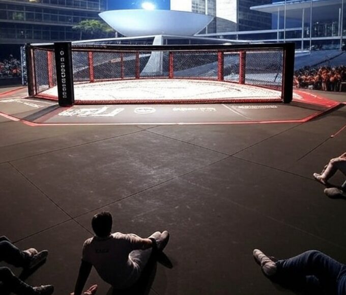 Octógono de MMA da LFA em arena no Distrito Federal, com arquitetura de Brasília ao fundo.
