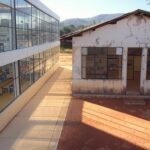 Sala de aula em escola brasileira com equipamentos de robótica abandonados, ilustrando falta de planejamento e risco de desperdício.