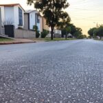 Viatura da polícia e ambulância em rua de Vicente Pires, DF, após incidente de agressão.