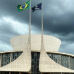 Fachada da Câmara Legislativa do DF em Brasília sob céu nublado, representando crise política no governo.