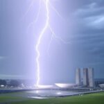 Tempestade com raio em Brasília, viaturas de emergência na Esplanada dos Ministérios.