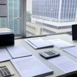 Mesa de escritório com documentos fiscais e calendário de janeiro, representando prazo para adesão ao Simples Nacional no Brasil.