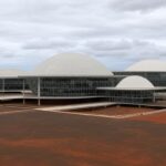 Edifício da CLDF em Brasília, destacando falhas no combate à hanseníase no Distrito Federal.