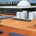 Instalação de hidrogênio verde em campo seco no Brasil, representando lei tardia aprovada pela CLDF em meio à crise climática.