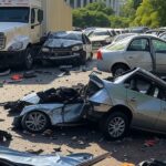 Cena de acidente com caminhão atingindo carros no Jardim Botânico, Brasília.