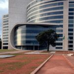 Edifício do Tribunal de Justiça em Brasília com bandeiras a meio mastro, em luto pela morte do desembargador Maurício Miranda.