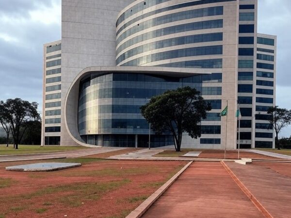 Edifício do Tribunal de Justiça em Brasília com bandeiras a meio mastro, em luto pela morte do desembargador Maurício Miranda.