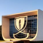 Edifício governamental em Brasília representando o Programa Família Protegida contra violência doméstica, com símbolos de proteção e união.