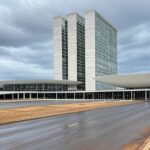 Edifícios governamentais em Brasília vazios durante folga de servidores, representando aumento de custos públicos em ano de crise.