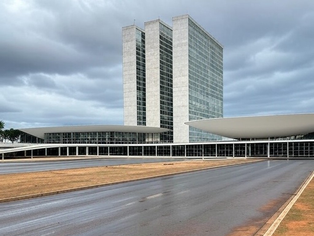 Edifícios governamentais em Brasília vazios durante folga de servidores, representando aumento de custos públicos em ano de crise.