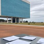 Edifício da Caesb em Brasília com céu nublado, simbolizando frustração de candidatos em concurso no DF.