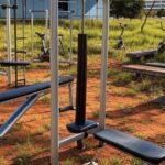 Academia ao ar livre para idosos em parque de Brasília, com elementos de negligência urbana no Distrito Federal.