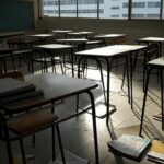 Sala de aula vazia e deteriorada em escola pública de Brasília, simbolizando o impacto negativo da lei que encurta mandatos escolares no DF.