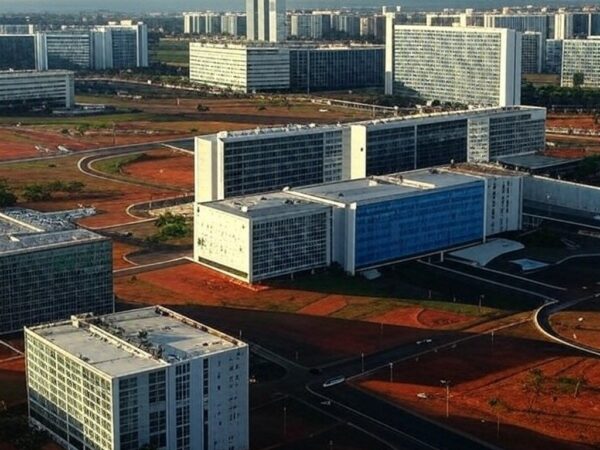Vista panorâmica de Brasília com arquitetura moderna e áreas urbanas, representando licitação de 86 imóveis no Distrito Federal.