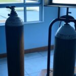 Pilha de contas de energia em residência no DF, representando barreiras financeiras para pacientes apesar de descontos aprovados pela CLDF.