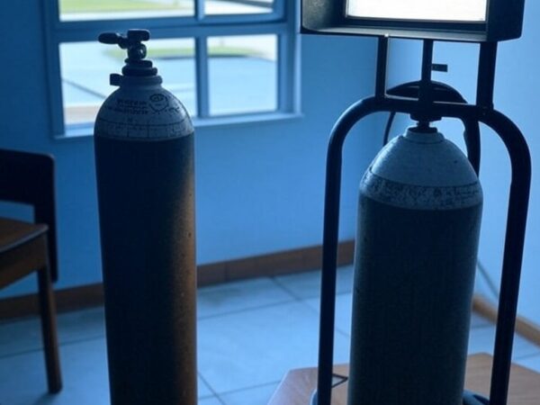 Pilha de contas de energia em residência no DF, representando barreiras financeiras para pacientes apesar de descontos aprovados pela CLDF.