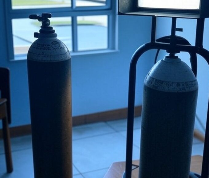 Pilha de contas de energia em residência no DF, representando barreiras financeiras para pacientes apesar de descontos aprovados pela CLDF.