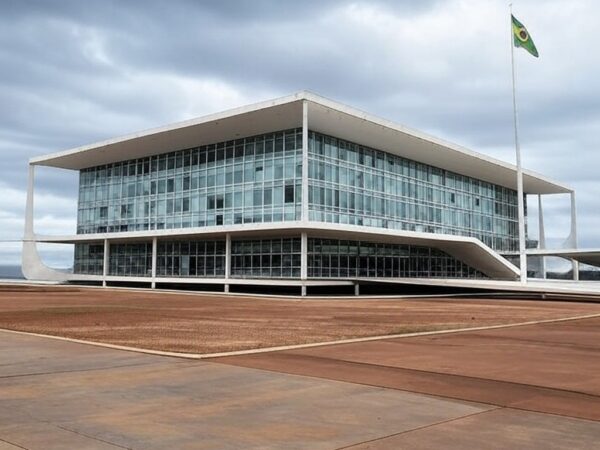 Edifício da CLDF em Brasília com correntes quebradas simbolizando lei contra trabalho escravo que ameaça falir empresas no DF.