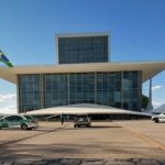Edifício do STF em Brasília com viaturas da PM, representando julgamento de embargos de PMs condenados por atos de 8 de janeiro.