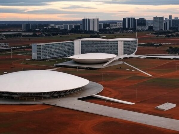 Vista de Brasília com Congresso Nacional e Eixo Monumental, mostrando congestionamento e lixo, ignorando desafios urbanos em concurso de fotografia.