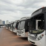 Ônibus públicos vandalizados em rua de Brasília, com danos como vidros quebrados e pichações, em ataque no Distrito Federal.