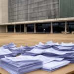 Van itinerante da Caesb em rua de Brasília, ampliando atendimento presencial no DF.