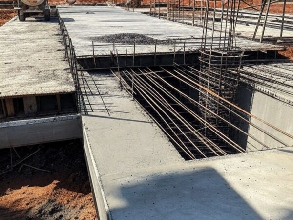 Canteiro de obras da UPA do Guará no DF em fase de concretagem da laje com investimento de R$ 17,2 milhões.