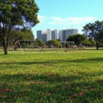 Parque em Brasília com brinquedos para programação gratuita de férias para crianças e adolescentes.