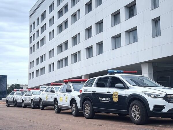 Fachada de hospital em Brasília com viaturas policiais durante investigação de mortes em UTI.