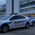 Viaturas da polícia em frente a hospital no Entorno do DF, relacionado a prisões por mortes de pacientes em UTI.