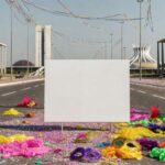 Rua em Brasília no Carnaval com confetes e símbolos contra assédio, em estilo fotojornalístico.