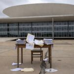 Edifício da Câmara Legislativa do DF em Brasília, representando falhas na proteção a mulheres e idosos.