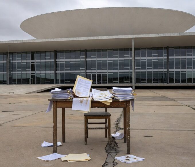 Edifício da Câmara Legislativa do DF em Brasília, representando falhas na proteção a mulheres e idosos.