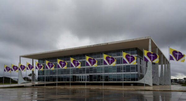 Fachada da CLDF em Brasília com símbolos da Campanha da Fraternidade 2026, em tom questionável.