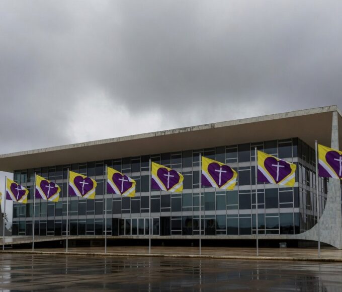 Fachada da CLDF em Brasília com símbolos da Campanha da Fraternidade 2026, em tom questionável.