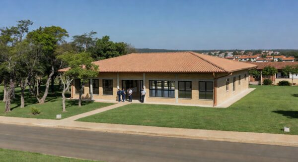 Fachada de escola pública moderna inaugurada pelo GDF no Jardins Mangueiral, Brasília, para 1,2 mil alunos.