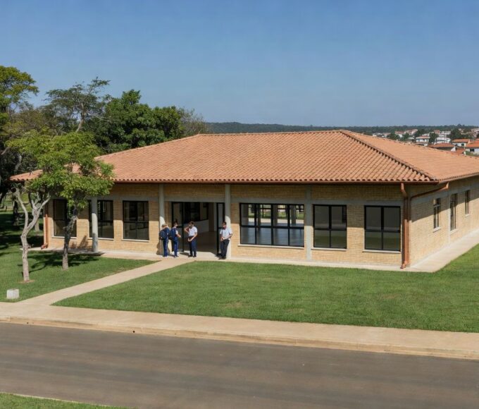 Fachada de escola pública moderna inaugurada pelo GDF no Jardins Mangueiral, Brasília, para 1,2 mil alunos.