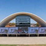 Plenário vazio da Câmara Legislativa do DF, destacando falhas em engajamento durante sessão ao vivo.