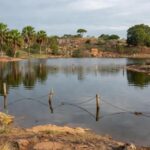 Piscinas naturais da Água Mineral fechadas no Parque Nacional de Brasília por risco de ruptura, com vegetação do cerrado e barreiras de isolamento.