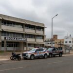Viaturas da Polícia Militar do DF em frente a escola em Brasília, representando caso de afastamento de policiais.