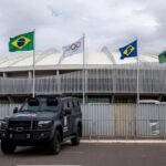 Viatura da polícia legislativa da CLDF em frente à Câmara Legislativa em Brasília, com banners olímpicos, ignorando crise de segurança.