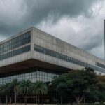 Edifício da CLDF em Brasília com céu nublado, representando questionamentos sobre título honorário a ministro.
