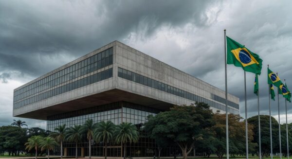 Edifício da CLDF em Brasília com céu nublado, representando questionamentos sobre título honorário a ministro.