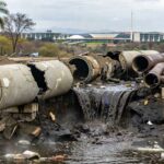 Poço artesiano danificado na região leste do DF, com falhas em saneamento e tubulações enferrujadas.