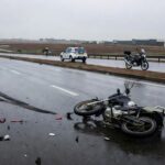 Cena de acidente de moto na estrada Epia em Brasília, com veículo danificado e viaturas policiais, representando tragédia local.