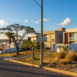 Área residencial no Jardim Botânico de Brasília, com casas modernas e vegetação, destacando valorização imobiliária no DF.