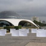 Interior da CLDF em Brasília com plenário como passarela, destacando críticas a falhas sistêmicas na abordagem à violência.