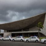 Viaturas da Polícia Civil em frente à CLDF em Brasília, representando apoio a projeto de correção na Previdência.