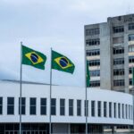 Hospital público em Brasília com ambulâncias e decorações de celebração, em meio a crises na saúde pública.