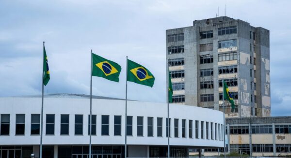 Hospital público em Brasília com ambulâncias e decorações de celebração, em meio a crises na saúde pública.